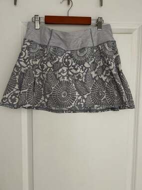 Lululemon Pace Setter Skirt Size 6 Grey White Floral Print Striped Waistband